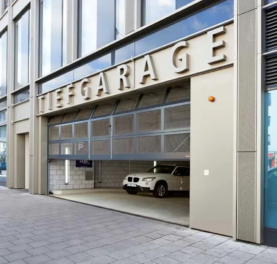 Garagedeur voor parkeergarage