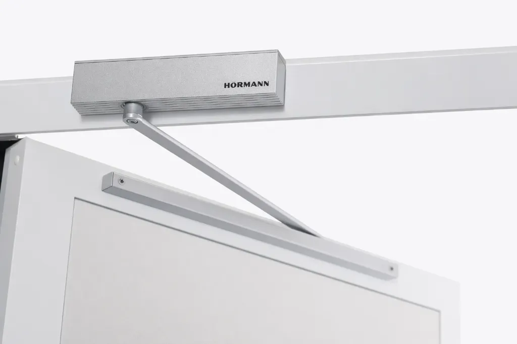 Deurdranger met vastzet inrichting